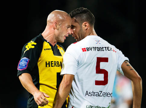 Hammarbys Luke Rodgers och Assyriskas David Durmaz bråkar