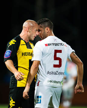 Hammarbys Luke Rodgers och Assyriskas David Durmaz bråkar