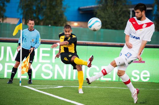 Hammarbys Billy Berntsson slår ett inlägg