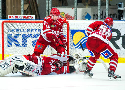 Mika Norja, målvakt, och Jens Westin, Timrå, täcker