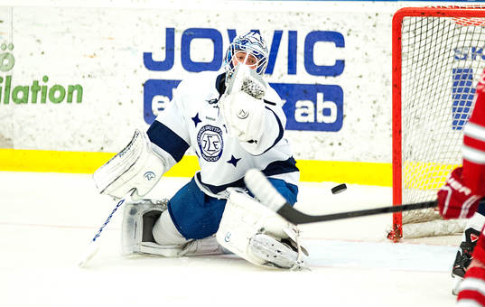 Oscar Ahlsenfelt, målvakt Leksand, släpper förbi en puck