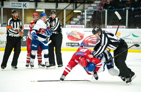 Robin Persson, Timrå, i bråk med Leksands Mikael Johansson