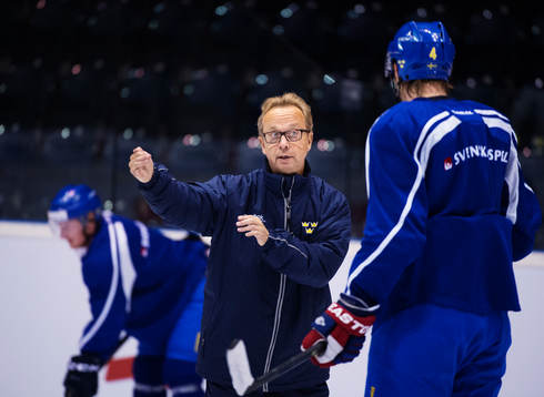 Förbundskapten Pär Mårts ger instruktioner till Staffan
