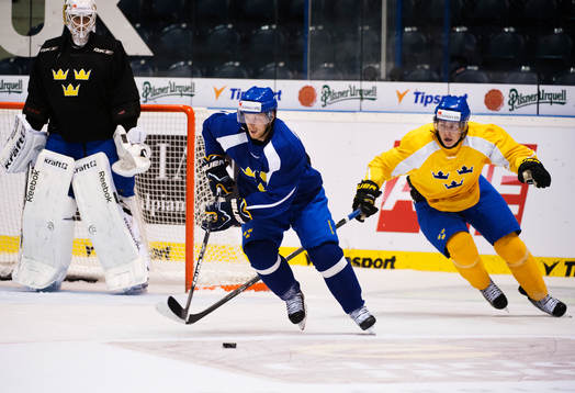 Linus Klasen kontrollerar pucken på Sveriges träning