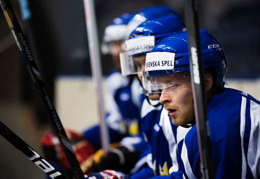 Linus Klasen följer spelet från bänken på Sveriges