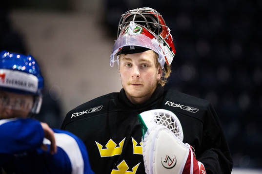 Målvakten Linus Ullmark på Sveriges träning