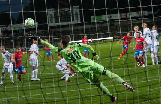2-1, Robin Simovic, Helsingborg med en frispark förbi