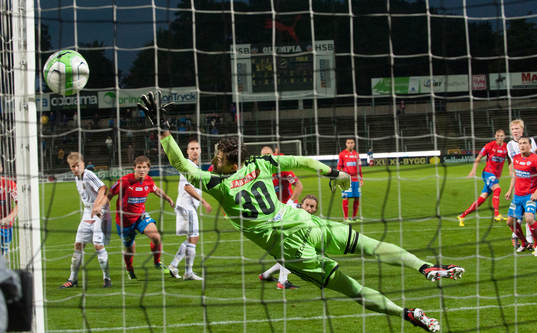 2-1, Robin Simovic, Helsingborg med en frispark förbi