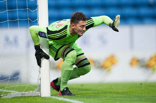 Ivo Vazgec, målvakt, Brommapojkarna, dirigerar muren i
