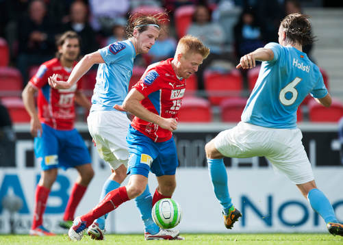 Josef Elvby, Öster, går mellan Erik Friberg och Markus