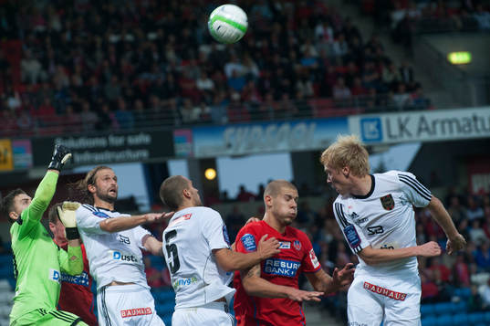 Ivo Vazgec, målvakt, Brommapojkarna, rensar framför sitt