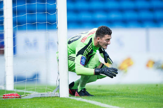 Ivo Vazgec, målvakt, Brommapojkarna, dirigerar muren i