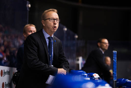 Sveriges förbundskapten Pär Mårts manar på spelarna i