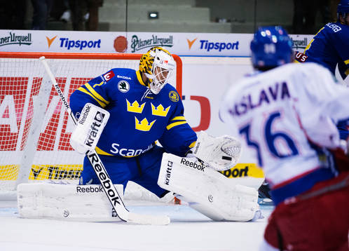 Sveriges målvakt Henrik Karlsson räddar ett skott i