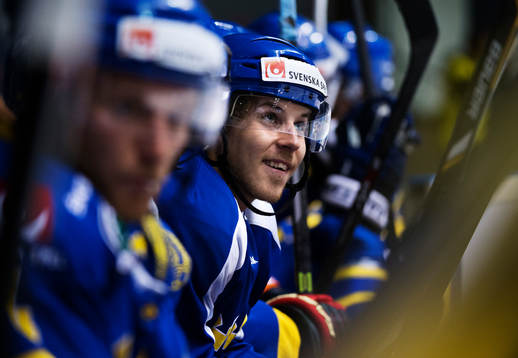 Sveriges Mario Kempe sitter på bänken iklädd en