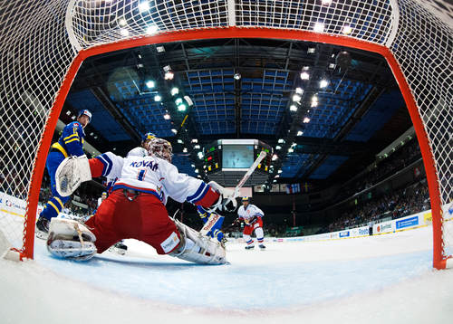 Sveriges Mattias Sjögren ser 0-2-pucken från Per Åslund
