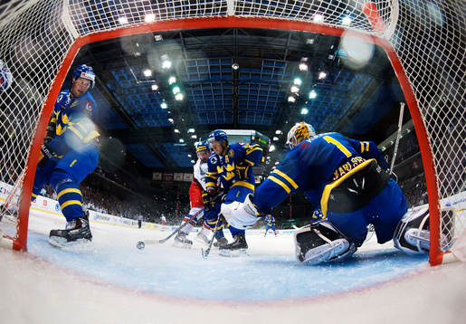 Sveriges Niclas Andersén och Elias Fälth håller pucken