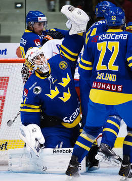 Sveriges målvakt Henrik Karlsson räddar ett skott i