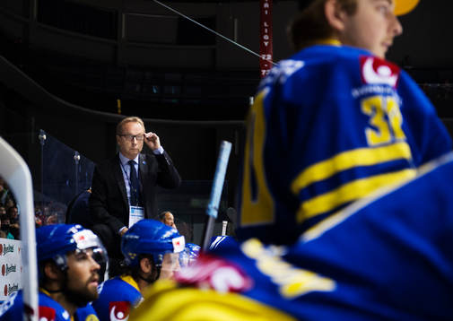 Sveriges förbundskapten Pär Mårts rättar till