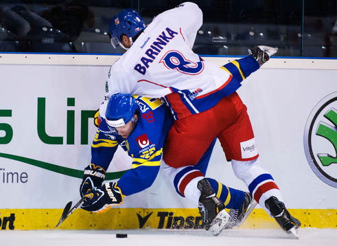 Sveriges Linus Klasen blir tacklad av Tjeckiens Michal