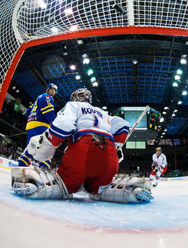 Sveriges Mattias Sjögren ser 0-1-pucken från Per Åslund