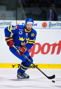 Sveriges Dick Axelsson i ishockeymatchen mellan Tjeckien
