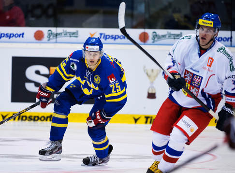 Sveriges David Ullström (v) i ishockeymatchen mellan