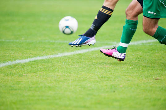 Fot, boll, gräs, fotbollsskor Nike och Adidas
