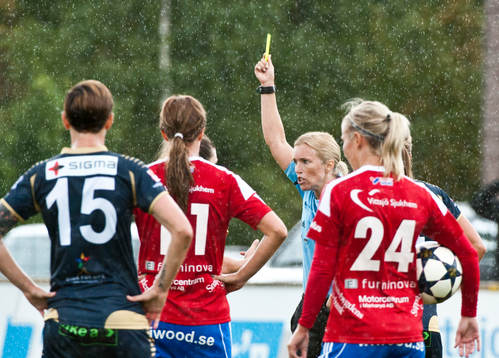 Domare Sara Persson delar ut gul kort till Ramona Bachmann
