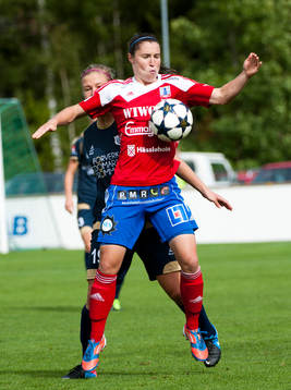 Jane Ross bröstar ner bollen