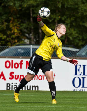 Malös målvakt Thora Helgadottir kastar in bollen