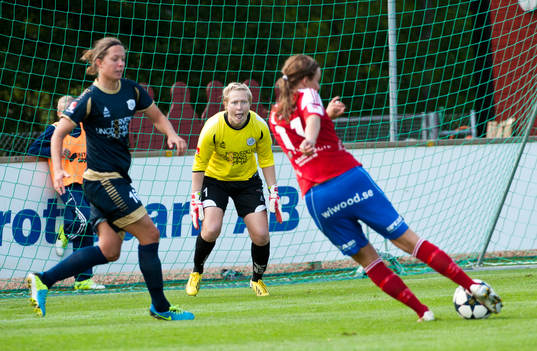 Sofie Andersson skjuter mot målvakten Thora Helgadottir