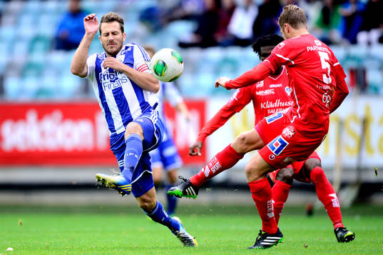 IFK Göteborgs Tobias Hysén försöker täcka ett skott