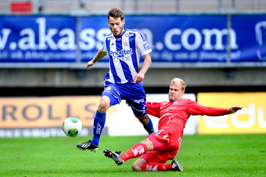 IFK Göteborgs Emil Salomonsson tar sig förbi Åtvidabergs