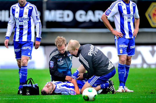 IFK Göteborgs Pontus Farnerud ligger skadad på planen