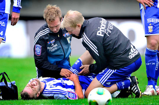 IFK Göteborgs Pontus Farnerud ligger skadad på planen