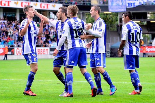 IFK Göteborgs Lasse Vibe (tv) firar med lagkamraterna