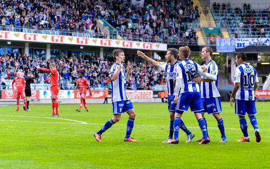 IFK Göteborgs Lasse Vibe firar med laget