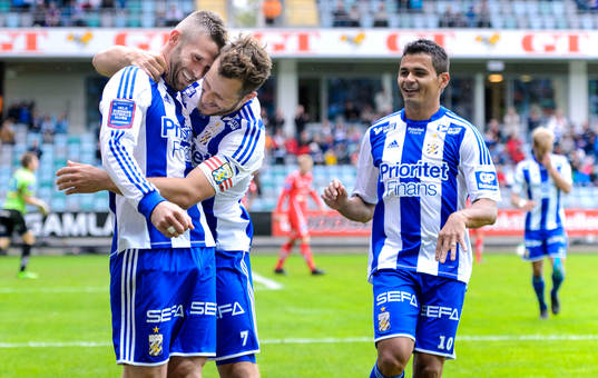 IFK Göteborgs Kjetil Waehler kramas om av Tobias Hysén