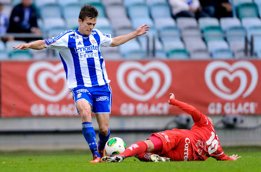 IFK Göteborgs Lasse Vibe blir glidtacklad av Åtvidabergs