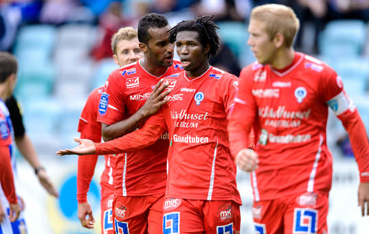 Åtvidabergs Mohammed Abubakari slår ut med händerna