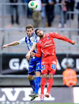 IFK Göteborgs Emil Salomonsson i nickduell med