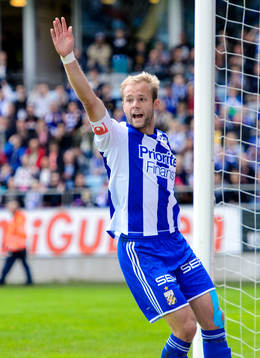 IFK Göteborgs Robin Söder vinkar till domaren