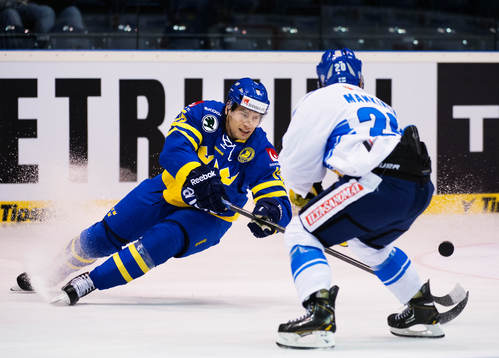 Sveriges Mattias Sjögren förlorar kontrollen över pucken