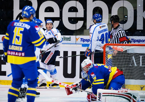 Finlands Leo Komarov (v) jublar