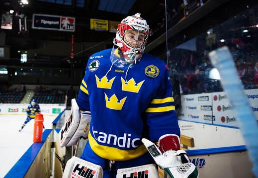 Sveriges målvakt Linus Ullmark deppar när han lämnar isen