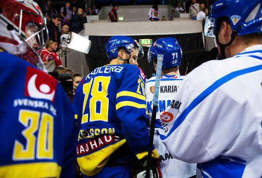 Sveriges Dick Axelsson munhugger med Finlands Leo Komarov