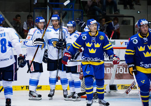 Finlands Oskar Osala (m) jublar