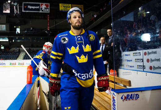 Sveriges Dick Axelsson deppar när han lämnar isen