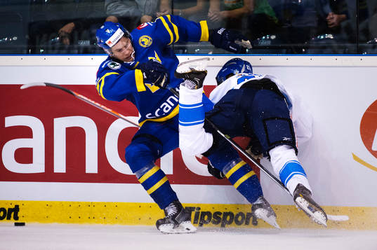 Sveriges Mattias Sjögren i en duell med Finlands Iiro